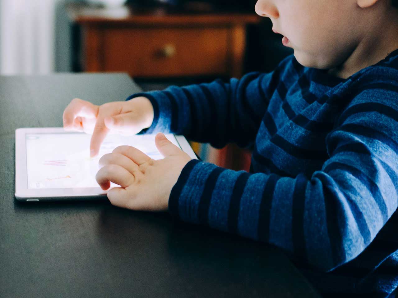 kids_smartphone_tablets